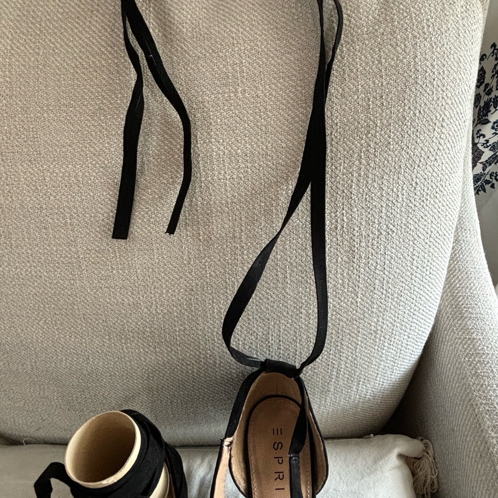 Esprit women’s black flat shoes with lace up ties.  Size 7.5 - Picture 7 of 14